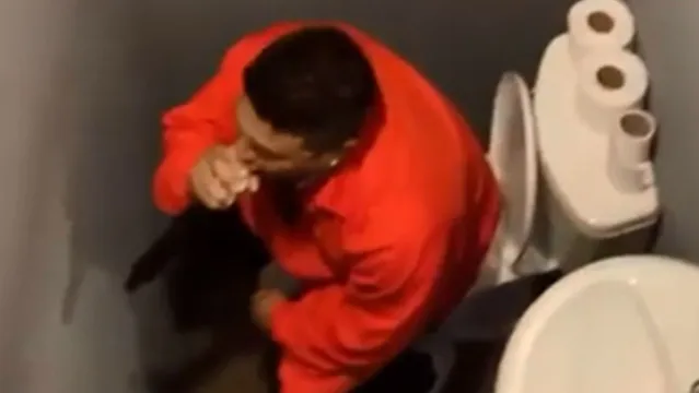 Imagem ilustrativa da notícia Vídeo: Cantor é flagrado fazendo cocô durante show 