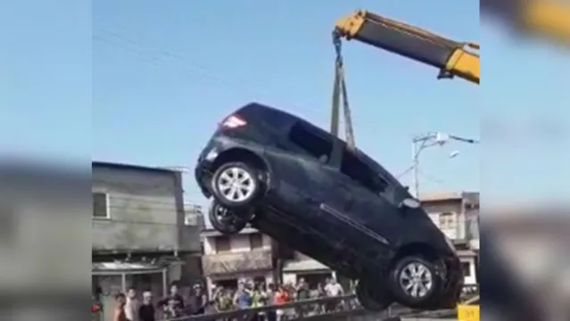 Imagem ilustrativa da notícia Vídeo: veículo cai em canal e é retirado por "guincho" em Belém
