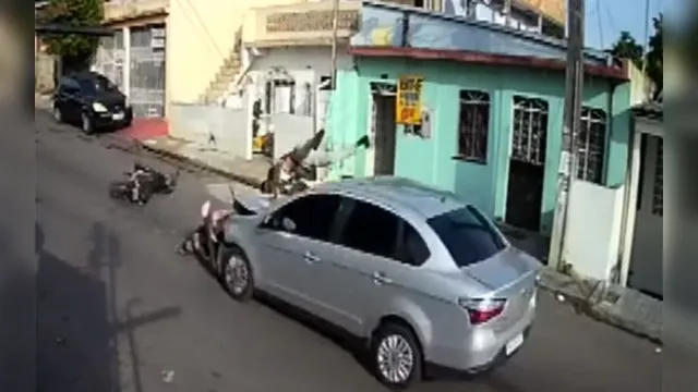 Imagem ilustrativa da notícia Imagens fortes! Motorista atropela criminosos após ser assaltado; veja o vídeo!