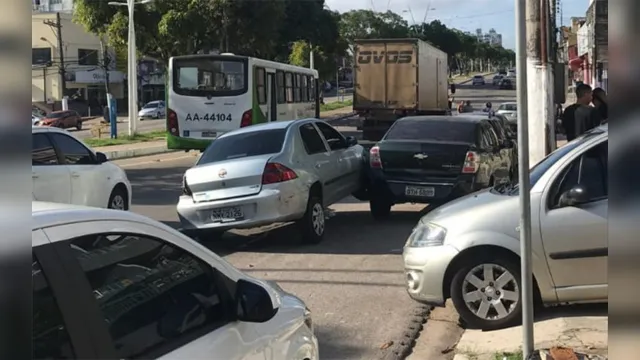 Imagem ilustrativa da notícia Acidente envolvendo cinco carros deixa o trânsito lento em Belém 