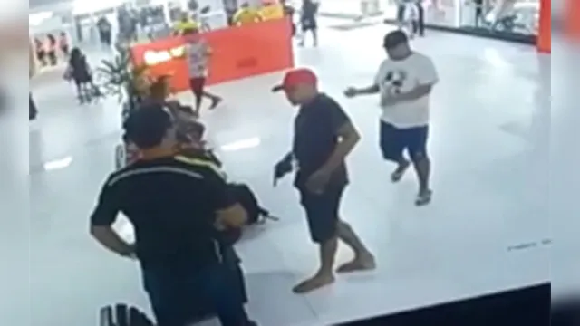 Imagem ilustrativa da notícia Bandidos invadem shopping Castanheira, assaltam clientes e causam pânico; veja o vídeo!