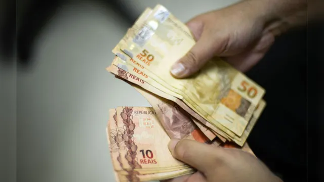 Imagem ilustrativa da notícia Salário mínimo será de R$ 1.045 a partir de fevereiro, anuncia Bolsonaro