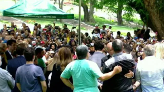 Imagem ilustrativa da notícia Fãs fazem homenagens durante enterro de Gugu Liberato 