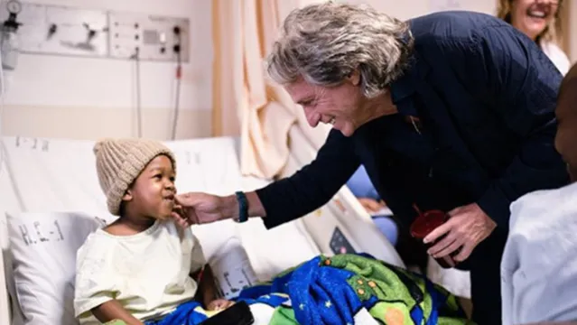 Imagem ilustrativa da notícia Jorge Jesus visita crianças com câncer e promete doação de dinheiro a hospital 