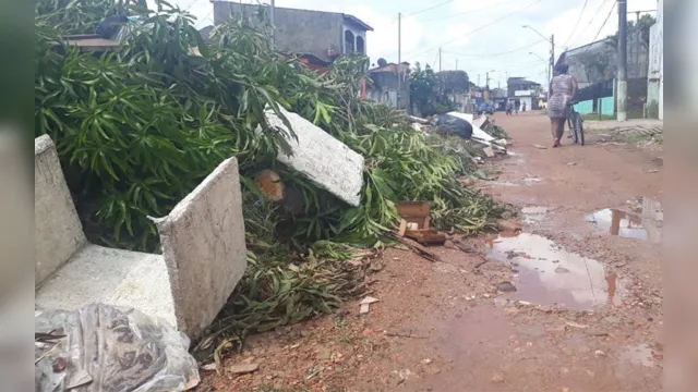 Imagem ilustrativa da notícia Icoaraci: prefeitura faz 'limpeza' em rua, mas deixa entulho empilhado na frente das casas