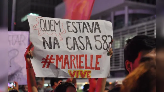Imagem ilustrativa da notícia Porteiro
que citou Bolsonaro no caso Marielle recua de versão ao depor à PF