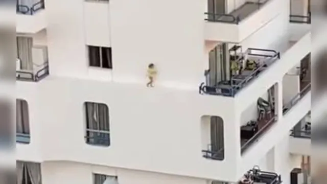Imagem ilustrativa da notícia Criança é flagrada atravessando parapeito do quinto andar de prédio; veja o vídeo!