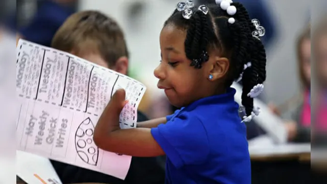 Imagem ilustrativa da notícia Menina que nasceu sem as mãos é bicampeã em concurso de caligrafia