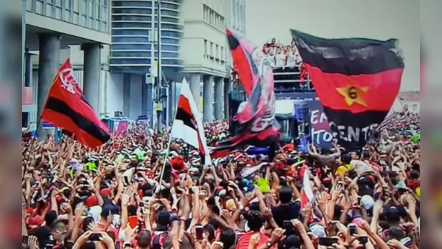 Imagem ilustrativa da notícia Torcedores do Flamengo fazem a festa com chegada da
delegação