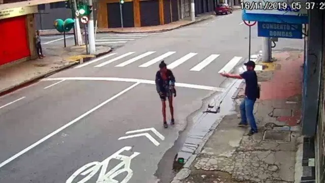 Imagem ilustrativa da notícia Imagem forte: Moradora de rua é morta a tiros ao pedir R$ 1