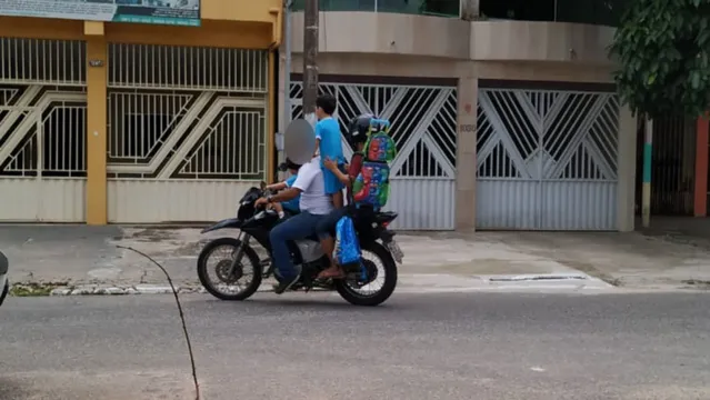Imagem ilustrativa da notícia Flagrante: motociclista leva mulher e duas crianças após saída de escola em Belém