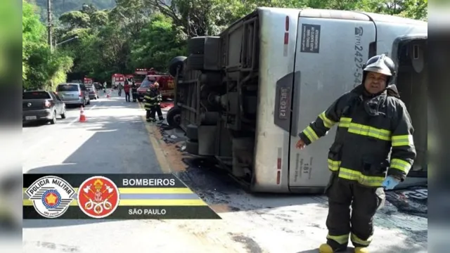 Imagem ilustrativa da notícia Ônibus com 42 adolescentes capota e menina de 13 anos morre no Rio de Janeiro