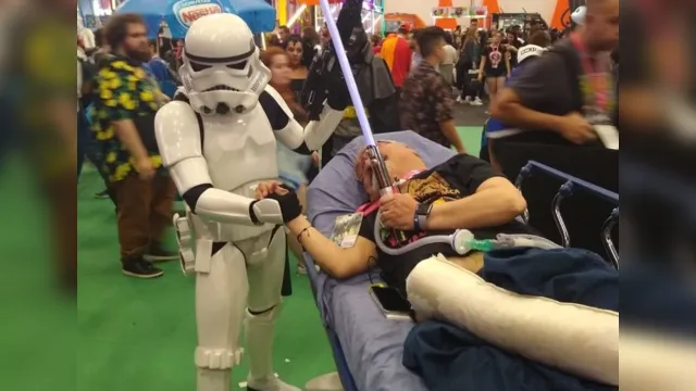 Imagem ilustrativa da notícia Vídeo: fã de Star Wars com poliomielite vai de maca à CCXP e conversa com o DOL 