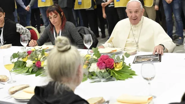 Imagem ilustrativa da notícia Papa Francisco almoça com 1,5 mil moradores de rua neste domingo (17) 
