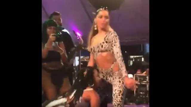 Imagem ilustrativa da notícia MC Rebecca e Anitta protagonizam cenas quentes no palco
