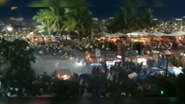 Imagem ilustrativa da notícia Vídeo mostra pânico e correria após bombas serem jogadas em bloco de carnaval. Assista!