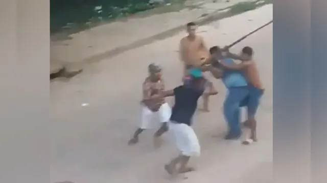 Imagem ilustrativa da notícia Vídeo: homens brigam próximo a ponto de açaí em Belém e geram pânico na rua