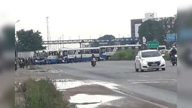 Imagem ilustrativa da notícia Colisão entre ônibus causa congestionamento na BR