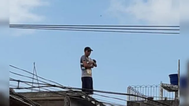 Imagem ilustrativa da notícia Homem ameaça jogar um bebê de cima da laje no Jurunas. Veja o vídeo!