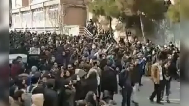 Imagem ilustrativa da notícia Militares autoridades usam balas e gás lacrimogêneo contra manifestantes no Irã