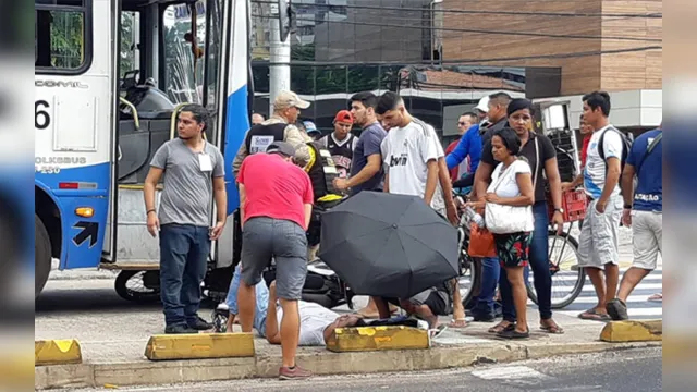 Imagem ilustrativa da notícia Motociclista é atingido por ônibus no BRT