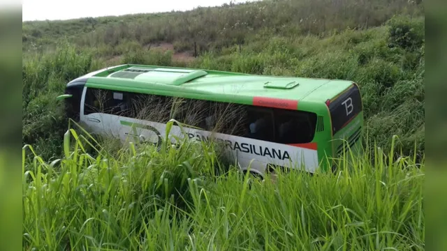 Imagem ilustrativa da notícia Ônibus que seguia para Parauapebas sai de estrada e cai em mata no Pará