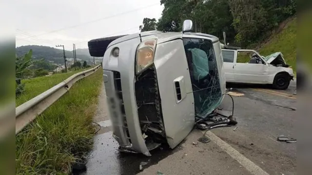 Imagem ilustrativa da notícia Colisão fatal deixa dois motoristas mortos em rodovia