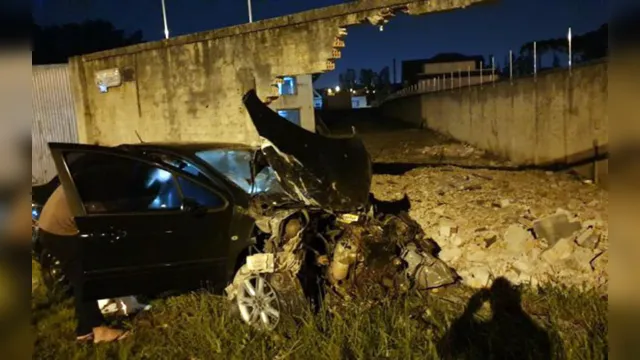 Imagem ilustrativa da notícia Motorista embriagado 'voa’ com carro, bate contra muro e sobrevive, mas termina preso
