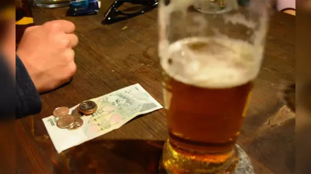 Imagem ilustrativa da notícia Cantores deixam gorjeta de R$ 8000 para garçom em bar