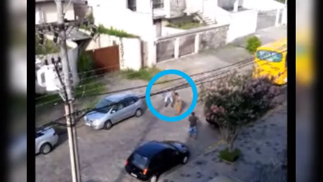 Imagem ilustrativa da notícia Motorista de ônibus é agredido após homem estacionar em lugar proibido; veja o vídeo!