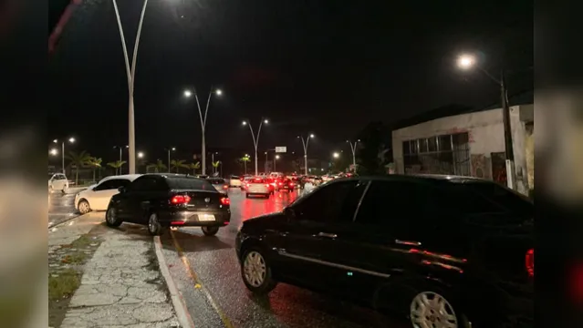 Imagem ilustrativa da notícia Vídeo: chuva torrencial deixa carro e ruas submersos em Belém