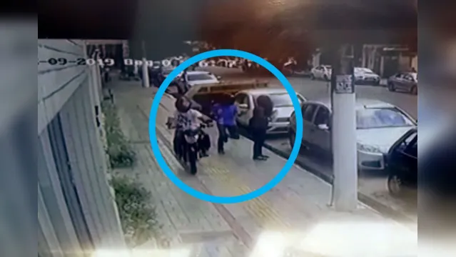 Imagem ilustrativa da notícia Vídeo: mulher briga por celular durante assalto em Belém