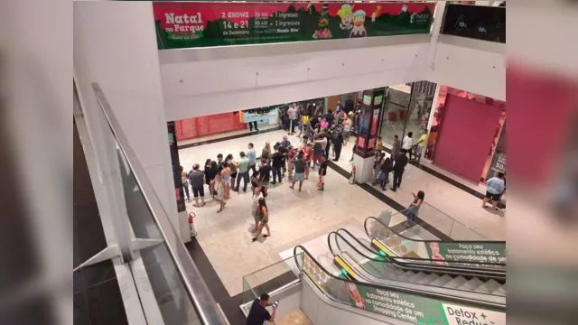 Imagem ilustrativa da notícia Consumidores
fazem fila em shopping de Belém esperando abertura de loja na madrugada