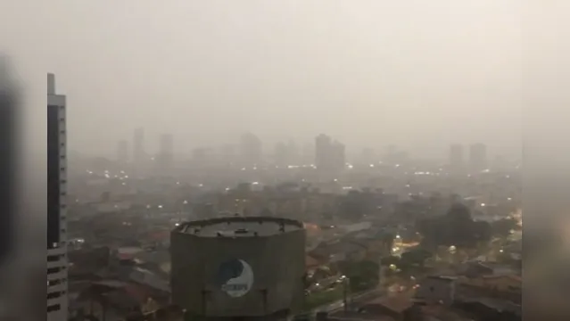 Imagem ilustrativa da notícia Vídeo: chuva torrencial deixa Belém às escuras e com trânsito parado