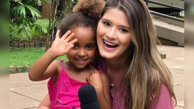 Imagem ilustrativa da notícia Criança interrompe jornalista da Globo ao vivo e reação encanta web; assista