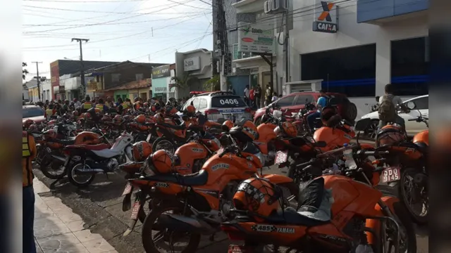 Imagem ilustrativa da notícia Mototaxistas invadem empresa que oferece "moto por aplicativo" em protesto
