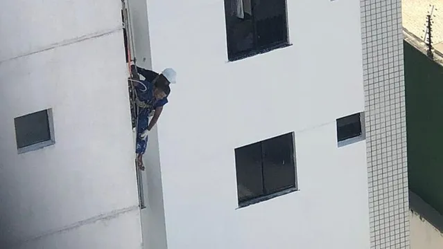 Imagem ilustrativa da notícia Aflição: operários ficam pendurados em prédio; veja o vídeo!