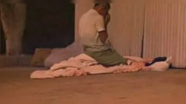 Imagem ilustrativa da notícia Morador de rua é filmado rezando antes dormir e vídeo viraliza