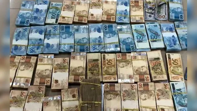 Imagem ilustrativa da notícia PMs são presos após roubar drogas e mais de R$100 mil de traficantes