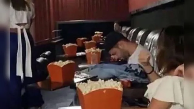 Imagem ilustrativa da notícia Anitta fecha sala de cinema para curtir filme com o novo namorado