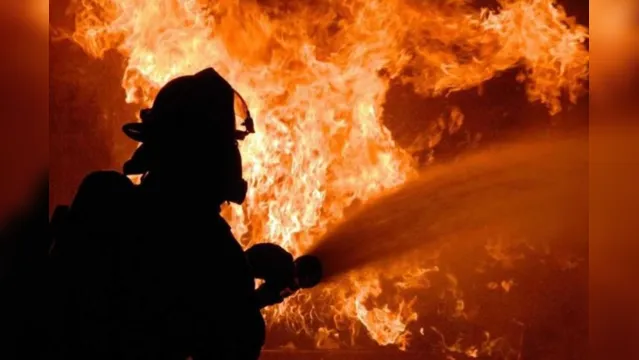 Imagem ilustrativa da notícia Mãe deixa filhos trancados em casa e imóvel pega fogo horas depois 