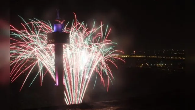 Imagem ilustrativa da notícia Fogos
na Torre comemora a chegada de 2020 iluminando o céu