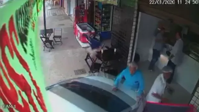 Imagem ilustrativa da notícia Imagens fortes! Mulher perde o controle de veículo e atinge idoso de 91 anos; veja o vídeo!