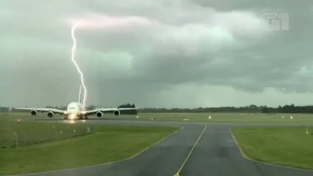 Imagem ilustrativa da notícia Vídeo: raios caem atrás de avião comercial durante tempestade