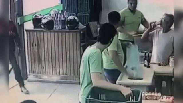 Imagem ilustrativa da notícia Vídeo: ladrão anuncia assalto mas é ignorado e vai embora