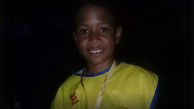 Imagem ilustrativa da notícia Menino de 13 anos morre ao usar celular ligado na tomada