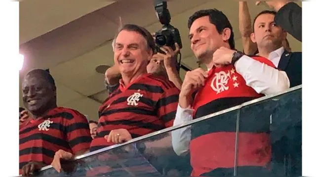 Imagem ilustrativa da notícia Vídeo: Bolsonaro faz piada sobre camisa do Flamengo: "Se sumir a carteira de alguém, já sei quem foi"