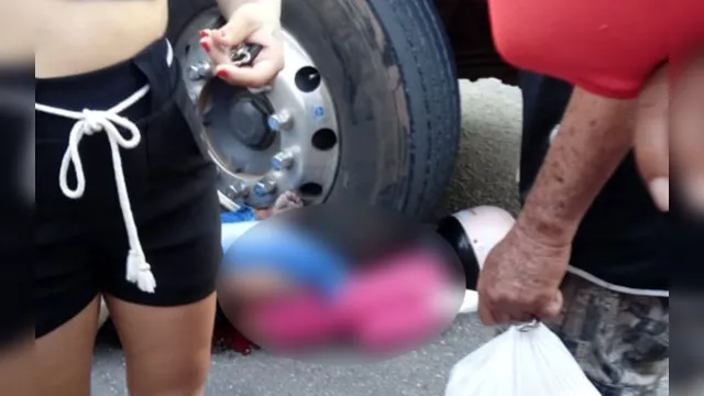 Imagem ilustrativa da notícia Motociclista morre esmagada por carreta em Belém