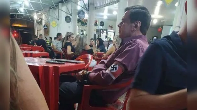 Imagem ilustrativa da notícia Homem vai a bar com braçadeira nazista e gera revolta na internet