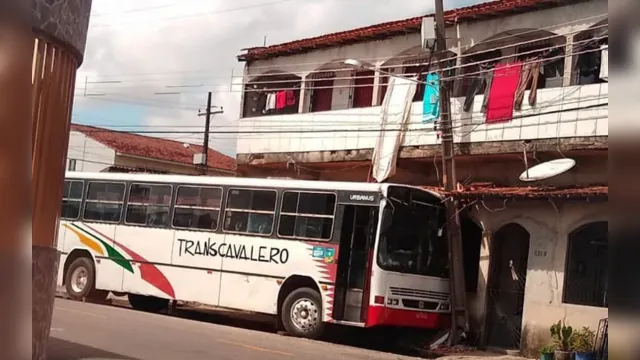 Imagem ilustrativa da notícia Ônibus atinge poste e parte de casa em Ananindeua